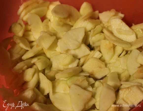 Яблоки очистить от кожуры, удалить сердцевину и нарезать ломтиками. Соком половины лимона сбрызнуть яблоки, чтобы они не потемнели.