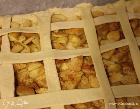 Из второй части теста нарезать полоски и выложить сверху на пирог. Поставить в заранее разогретую до 180 градусов духовку на 20-30 минут, до зарумянивания.