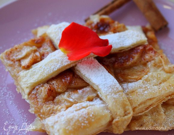 Готовый пирог остудить до теплого состояния и посыпать сахарной пудрой. Подавать с шариком мороженого или сливками. Приятного аппетита!