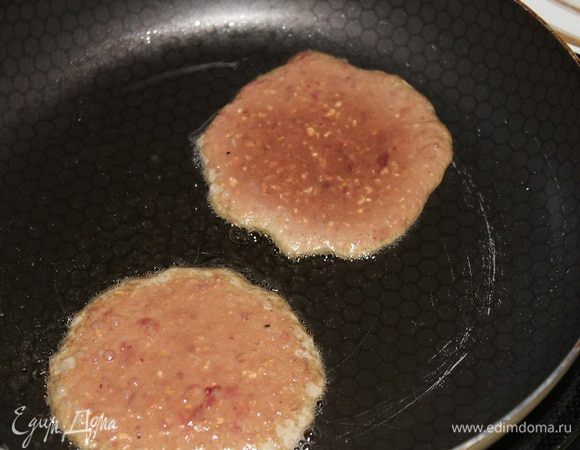 В сковороду налить 3-4 ст. л. растительного масла. И обжарить печеночные оладушки, чем больше будет их диаметр, тем проще будет вырезать из них кружочки. Залить 1 чайную ложку желатина холодной кипяченой водой, так чтоб вода полностью его покрыла.