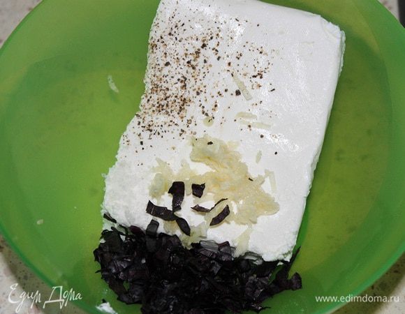 Для творожной массы: в миску выложить творог, посолить, поперчить, добавить порубленный базилик, выдавить чеснок. Тщательно перемешать вилкой. Набухший желатин распустить удобным для Вас способом, и добавить к творогу. Хорошо все вместе перемешать.