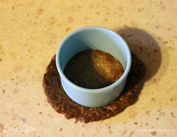 Из печеночных оладьев вырезать подходящие по размеру к формочке круги, можно воспользоваться формочками для печенья.