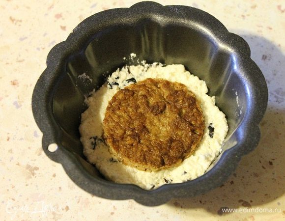 На дно формочки выложить 1 ст. л. творожной массы, хорошо утрамбовать, затем положить кружочек печени, и так далее, чередуя последовательность. Последним слоем должна быть творожная масса.