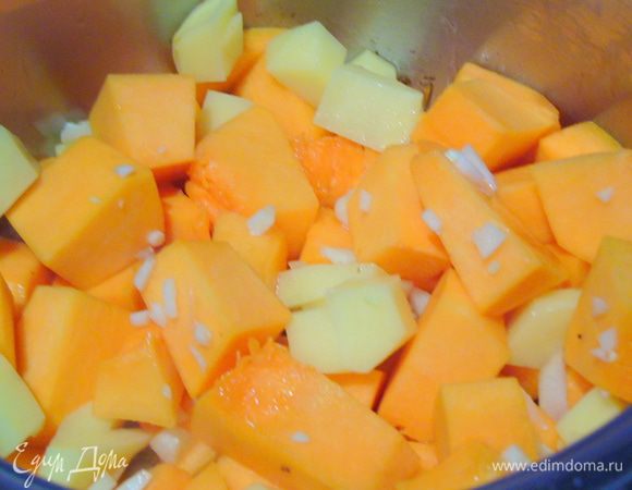 Добавляем картофель, нарезанную тыкву, чеснок и жарим 5 минут на сильном огне. Добавляем тимьян. 