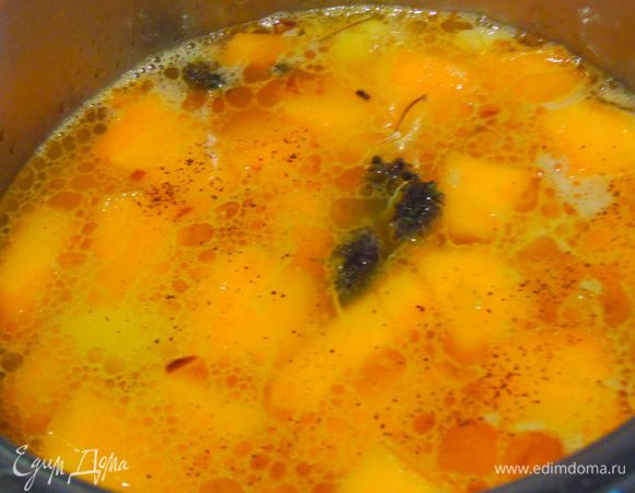 вливаем воду, солим, перчим, доводим до кипения и варим на среднем огне 15-20 минут, до готовности тыквы с картофелем.