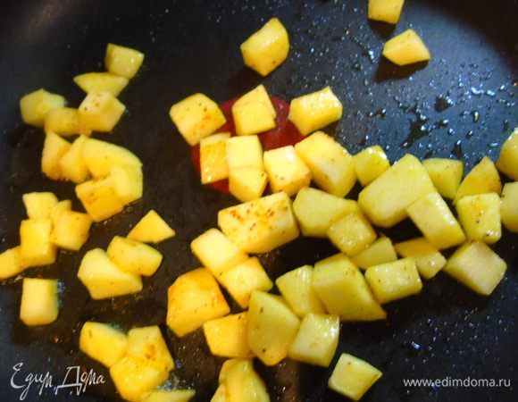 Пока суп вариться, яблоки очищаем, нарезаем кубиками и обжариваем на небольшом количестве масла, присыпав солью, перцем и карри. Яблоки должны стать золотистыми.
