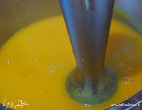 Суп снимаем с огня,  пробиваем блендером, возвращаем на огонь на 2-3 минуты. 