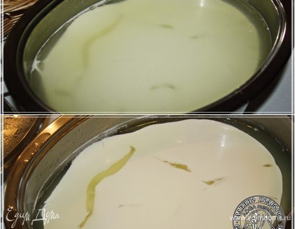 Первое, что нужно – получить сырный сгусток. Для этого молоко надо нагреть, добавить в него всевозможные закваски, ферменты и прочие культуры, которые потом плесень порождают.
Сколько и чего – есть в рецептах этого сыра в интернете, но… понимаете, многое зависит от характеристик молока, которое будет использоваться в качестве продукта исходного. Поэтому называть точные цифры, увы смысла нет.
И по прошествии некоторого времени, часов этак через двадцать, в емкости получится вот такой сгусток. Верхняя часть фотографии – сгусток в сыворотке, которую, естественно сливаем и это уже снизу изображено.
Сгусток получается очень плотный, в общем, сырный весь такой.
