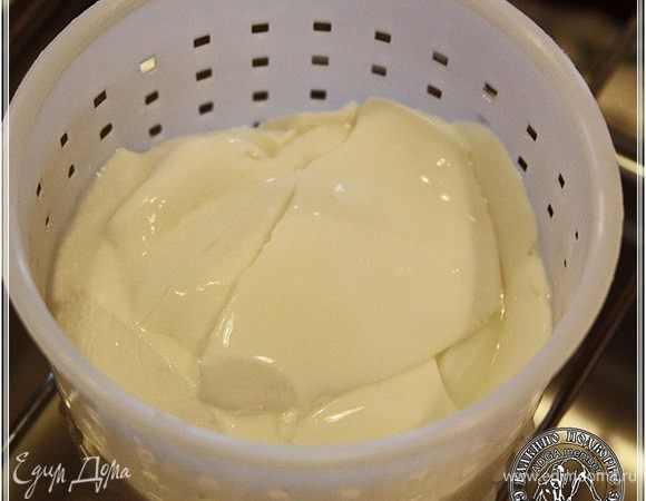 Заполняя все пространство формы. Вот так. 
Весь сгусток сразу не поместится в формы. Как только вы заполните формы до верху, подождите немного, сгусток осядет и тогда надо будет положить еще. Так постепенно форма и заполнится. Не спешите добавлять лишние формы, иначе, когда сгусток в них осядет, могут получиться очень маленькие и хрупкие головки сыра.
