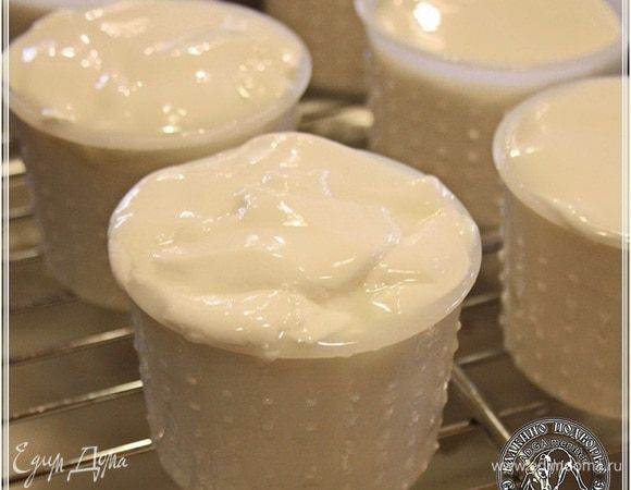 И, поставив формы на решетку, чтобы заготовка сыра могла уплотниться, оставляем их истекать остаточной сывороткой примерно на сорок восемь часов.
