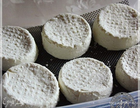 Потом дренажный коврик. И уже только потом головки сырные укладываем в этот контейнер.
Вот такая картина образуется.
Закрыть контейнер крышкой и убрать в холодильник. Так, чтобы температура созревания была от восьми до десяти градусов.
