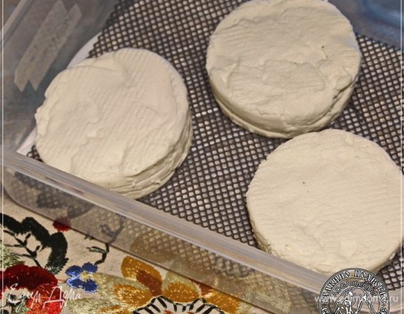 Таким образом поступаем еще несколько раз в течении двух недель, пока созревает сыр. То есть поддерживаем головки сыра вот в таком состоянии. Чтобы не пересыхал или наоборот не увлажнялся излишне. Регулировать процесс можно с помощью крышки, которую или закрывать плотно, или...