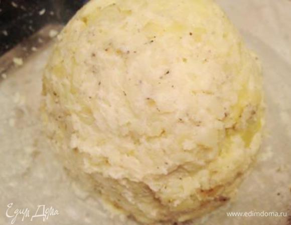 Отварить картошку. Можно в мундире. Очистить. Натереть на терке.
Добавить яйцо, муку, соль, перец и замесить тесто.