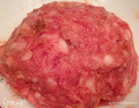 В фарш добавить соль, перец, специи, а также немного холодной воды или кефира, или сметаны для сочности. Вымешать.