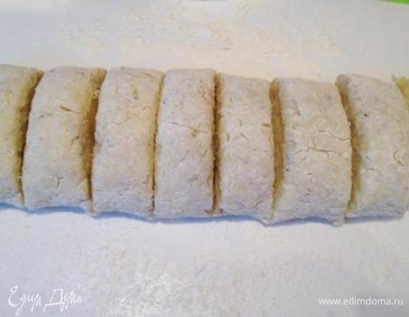 На припыленной мукой досточке раскатать тесто в колбаску и нарезать на одинаковые кусочки.