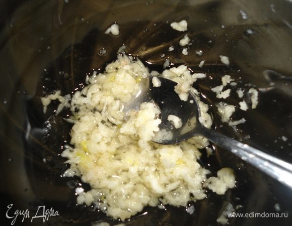 Приготовить чесночную пасту. Чеснок измельчить прессом, смешать с каплей оливкового масла и щепоткой соли, растереть (тут на сайте видела несколько  рецептов такой пасты, которая может хранится в холодильнике).
Приготовить панировочные  сухари в отдельной тарелке. 