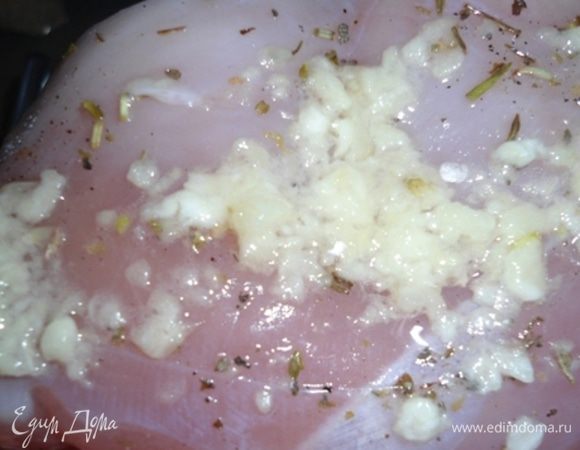 Масло растопить и слегка остудить.
Каждую грудку смазать чесночной пастой с одной стороны (или с обеих, если пасты много получилось).