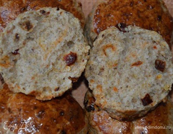 Раскатать толщиной 1,5 см, вырезать стаканом сконы, уложить на пекарскую бумагу, смазать желтком с молоком и выпекать при 180-200 минут 15-20.