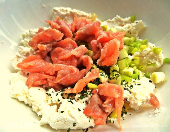 Добавим нарезанную малосольную рыбку. Перемешиваем ложкой или вилкой. Блендер не нужен,готовим не для малышей,а для школьников и взрослых! Солить не нужно,в рыбе соли достаточно.