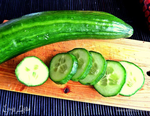 Для основы используем не хлеб,а полезное дополнение к начинке-свежий огурец. Делим на толстенькие кружочки.