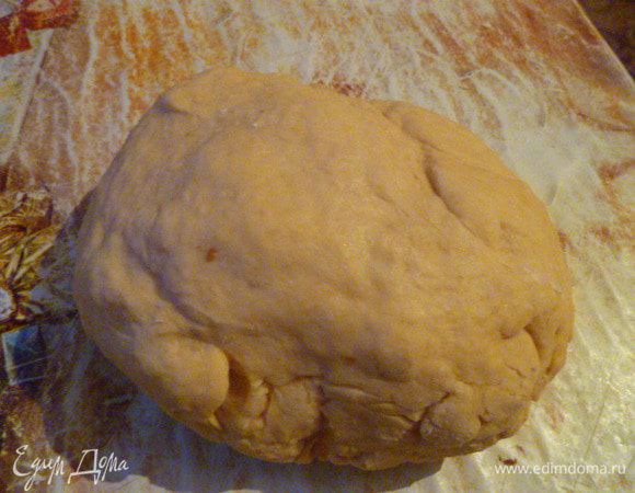 Тесто я замешивала в хлебопечке.
На дно ведерка я сначала положила тыквенное пюре из вареной тыквы, налила теплый тыквенный отвар и молоко, добавила соль, а затем сверху просеяла муку. Муки может понадобится от 2 до 3 стаканов, смотрите по своей муке.
Затем насыпала дрожжи и сахар.
Поставила на режим Тесто.
Тесто получилось не липкое и мягкое.