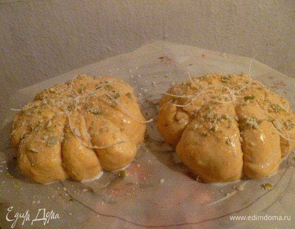 Смазала молоком и посыпала измельченными тыквенными семечками.