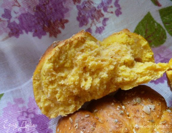 Вот такой солнечный хлебушек в разломе... 
Мне, как любителю тыквы, такой хлебушек очень нравится.
Приятного аппетита!