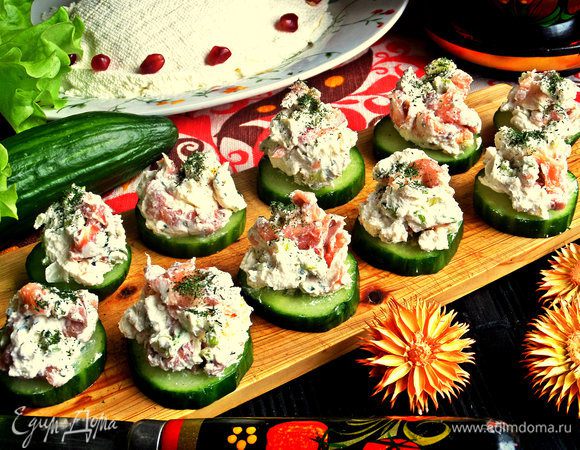 Распределяем начинку по огуречным ломтикам.