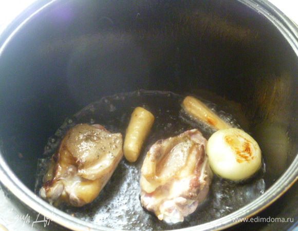 Я люблю готовить такую картошечку именно в мультиварке.
На дно чаши я наливаю немного растительного масла и на режиме Жарка обжариваю мясо с двух сторон и овощи: лук, пастернак и корень петрушки.