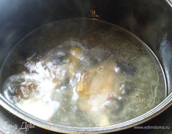 Заливаю кипятком и варю до полуготовности мяса.
Так, чтобы мясо протыкалось вилкой.
У меня гусятина, поэтому я варила его 1,5 часа.