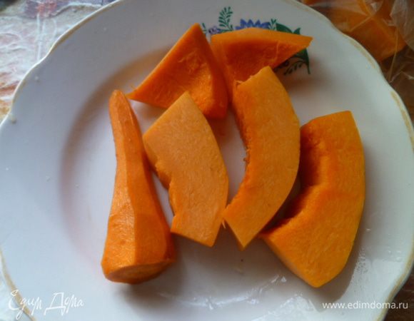 Тем временем приготовим морковь и тыкву.
Тыквы можете брать по своему вкусу.