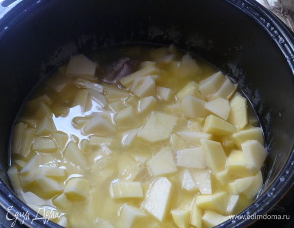 Картофель очистить, нарезать и добавить в бульон, из которого предварительно вынуть коренья.
Бульон должен слегка покрывать картофель, не больше.
Довести до кипения, посолить.