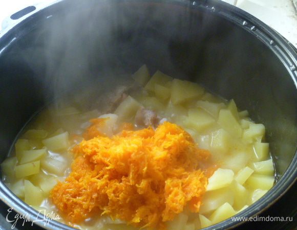 Добавить обжаренные морковь и тыкву, перемешать и тушить на режиме Тушение 1 час.