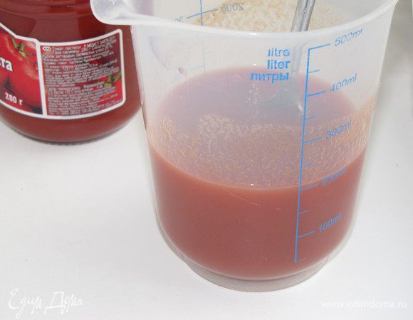 Приготовим тесто. Можно взять готовый томатный сок, а можно приготовить самим, растворив 1 ст. л. томатной пасты в 120 мл воды.