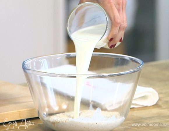 Отруби залить молоком, перемешать и дать им набухнуть.