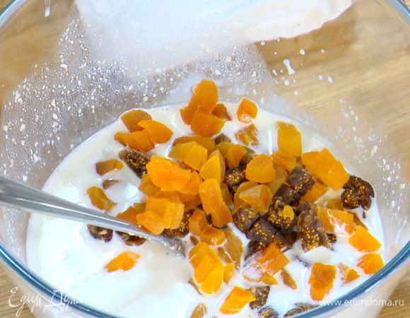 Инжир и курагу нарезать маленьким кубиками и добавить к отрубям.