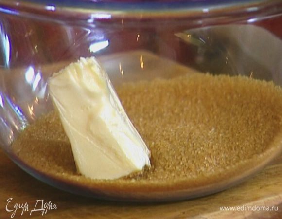 Предварительно размягченное сливочное масло и сахар растереть венчиком. Когда масса посветлеет, добавить яйцо и перемешать.