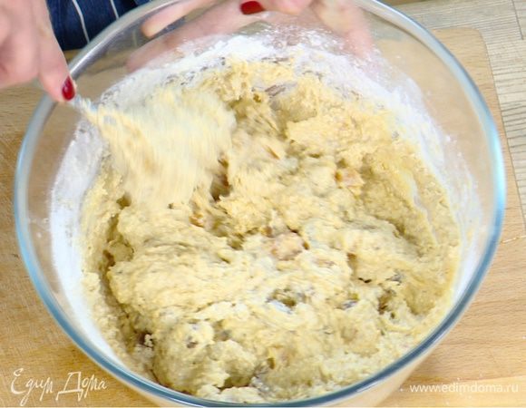 Выложить растертое масло к отрубям с молоком, всыпать муку с солью и разрыхлителем и вымешать тесто.