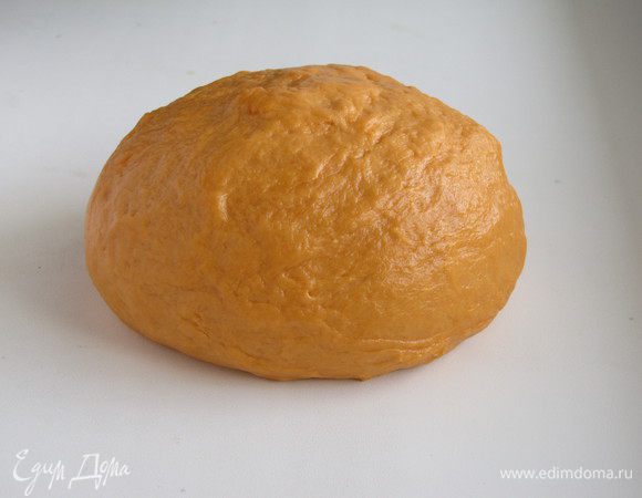 Добавить просеянную муку с разрыхлителем и замесить тесто. Тесто хорошо вымесить, оно должно быть мягким и эластичным. Лана советует не «забивать» тесто лишней мукой, оно должно оставаться достаточно мягким. Готовое тесто уберем в холодильник, пока будем заниматься начинкой.