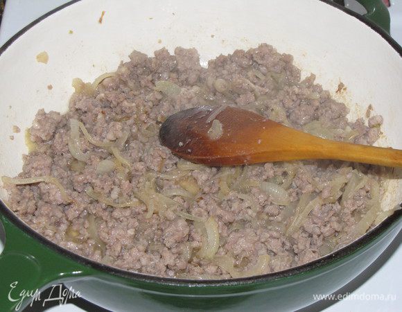 Добавить мясной фарш и жарить до готовности фарша, разбивая комочки. Готовый фарш с луком переложить в миску и остудить.