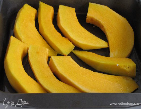 Тыкву нарезать ломтиками и выложить в противень, смазанный растительным маслом. Запечь в духовке при 200°C до полуготовности, минут 10.