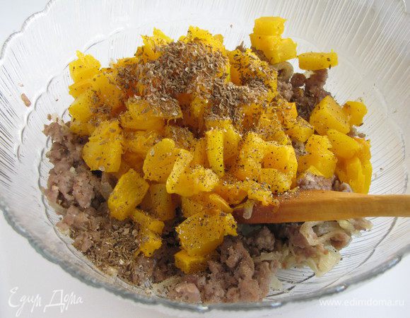 Готовую тыкву нарезать небольшим кубиком и соединить с фаршем. Добавить растертые специи, посолить и поперчить по вкусу.