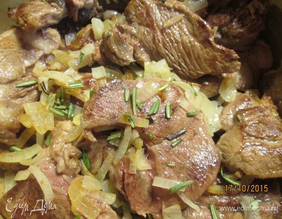 Обжариваем кусочки баранины до золотистой корочки, добавляем лук, чеснок - обжариваем. Затем посыпаем розмарином и тушим 5 минут. Я готовила в мультиварке, но в казане будет еще вкуснее.