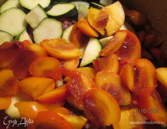 Добавляем вино, измельченные помидоры без кожуры, добавляем воды, чтобы было мясо было покрыто полностью и тушим 30 минут.
Следом добавляем цукини  и тушим еще 10 минут.