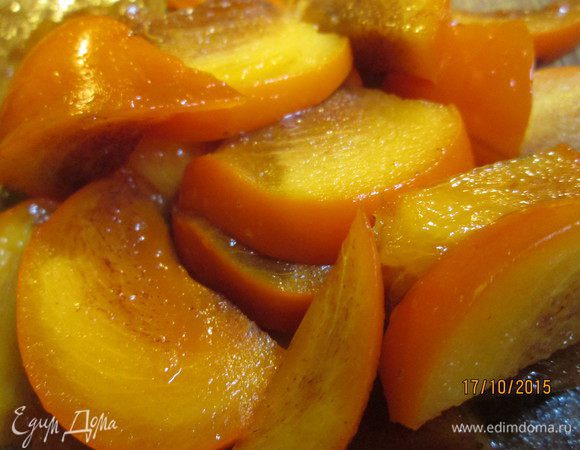 Теперь черед хурмы и специй. С ними тушим еще 5 минут. Мясо приобрело насыщенный  вкус и аромат.