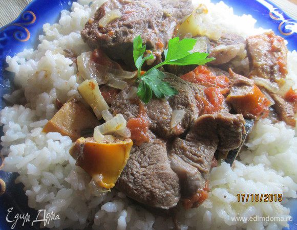 Подаем на блюде в окружении риса...