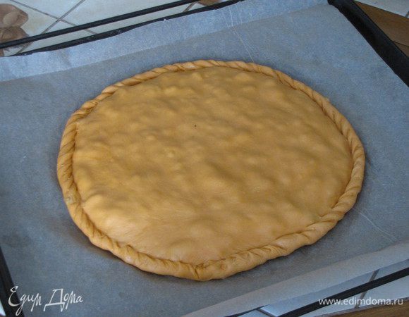 Раскатать вторую часть теста и закрыть пирог. Края защипать косичкой. У меня косичка не совсем получается, но будем репетировать дальше :)