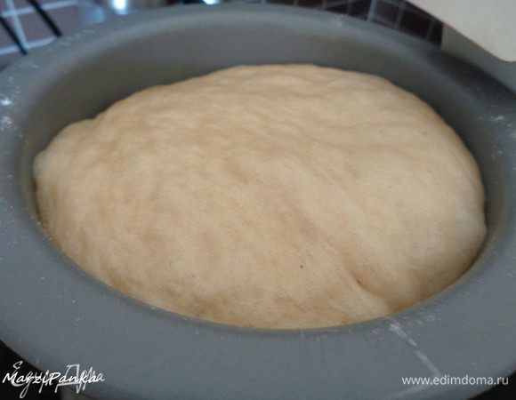 Я замешивала тесто в хлебопечке. Если вы будете месить сами, то тогда делаем следующим образом.

Дрожжи и 1 ч. л. сахара развести в молоке. Добавить муку, простой и ванильный сахар, яйцо и 50 гр мягкого сливочного масла. Замесить мягкое тесто. Уложить в миску и поставить в тепло на 1 час.