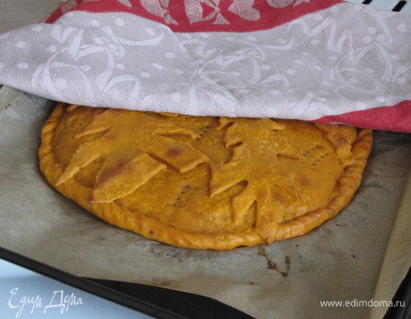 Готовый пирог сбрызнуть водой и оставить минут на 20 под полотенцем, чтобы немного смягчить хрустящую корочку.