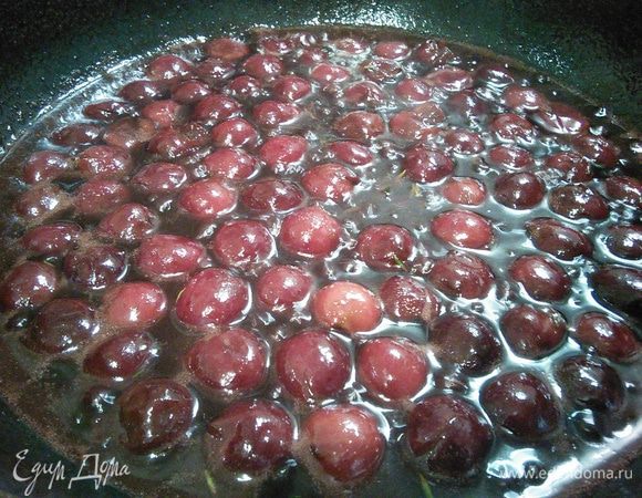 Для соуса слейте вино из вишни в сковородку, выпаривайте до 1/3 от всего количества жидкости, при необходимости добавьте сахар (я добавила кленовый сироп). Выложите вишню и доведите до кипения. Я добавила каплю острого соуса чили.